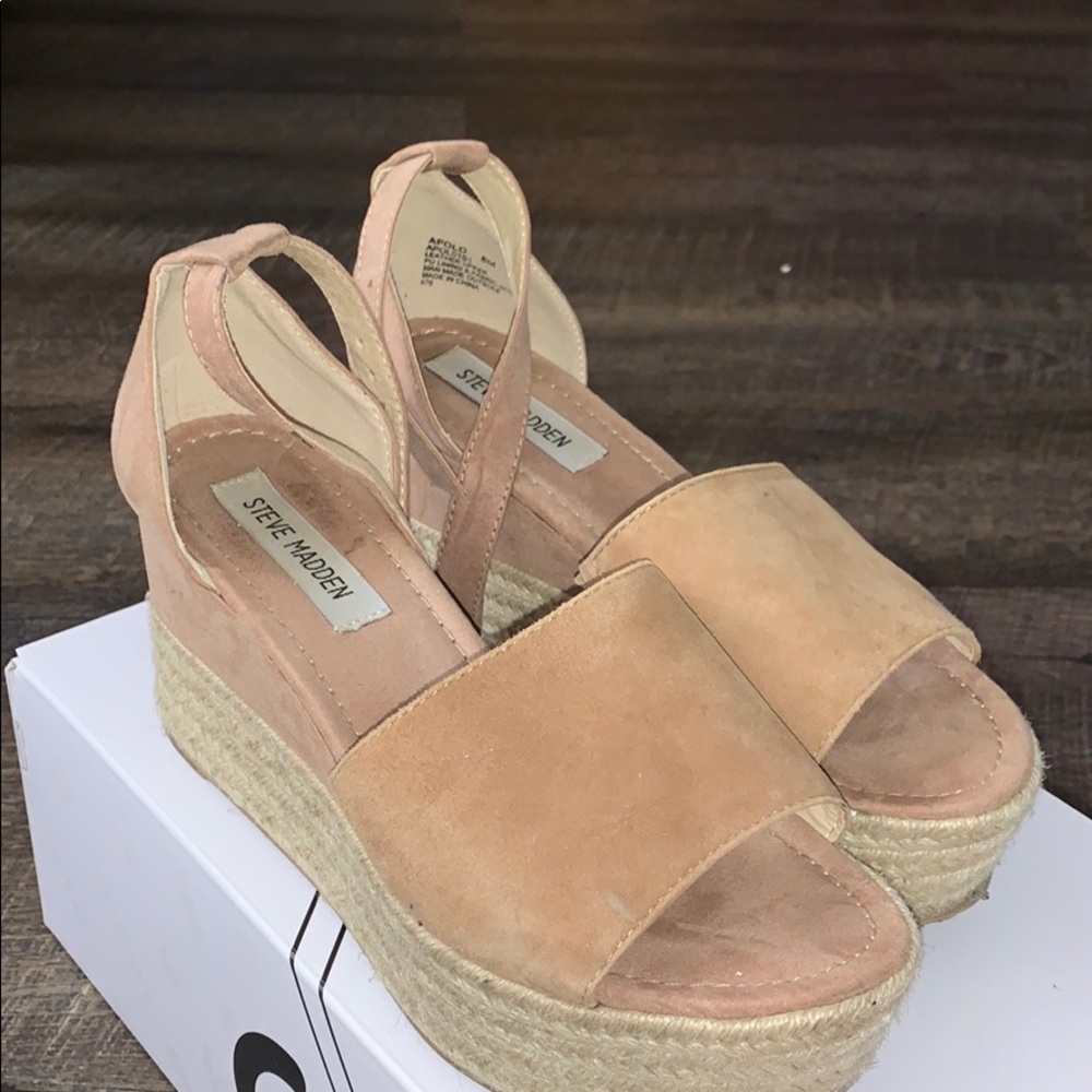 Platform shoes with buckle